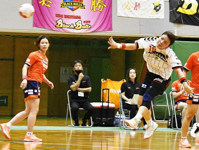 飛騨高山ブラックブルズ岐阜×アランマーレ＝後半、シュートを決める飛騨高山・丸岡＝ＯＫＢぎふ清流アリーナ