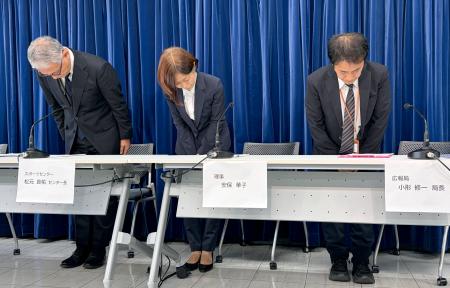 　職員の逮捕を受け、記者会見で謝罪するＮＨＫ幹部ら＝６日午後、東京・渋谷のＮＨＫ放送センター