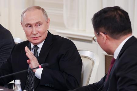 　１９日、ロシア北西部サンクトペテルブルクで各国通信社の代表らと会見するプーチン大統領（タス＝共同）