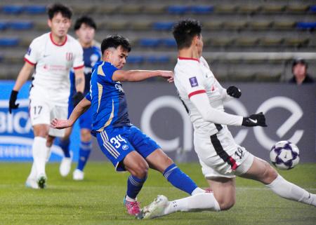 　町田―成都　前半、ゴールを狙う町田・徳村（中央）＝Ｇスタ