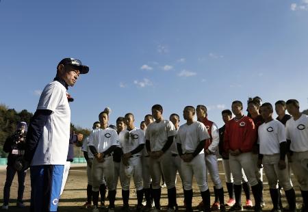 ２０２０年１２月、智弁和歌山高の選手を指導するイチローさん＝和歌山市