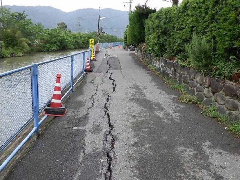 五三川の河川護岸沿いの町道に入ったひび＝養老郡養老町瑞穂（県提供）