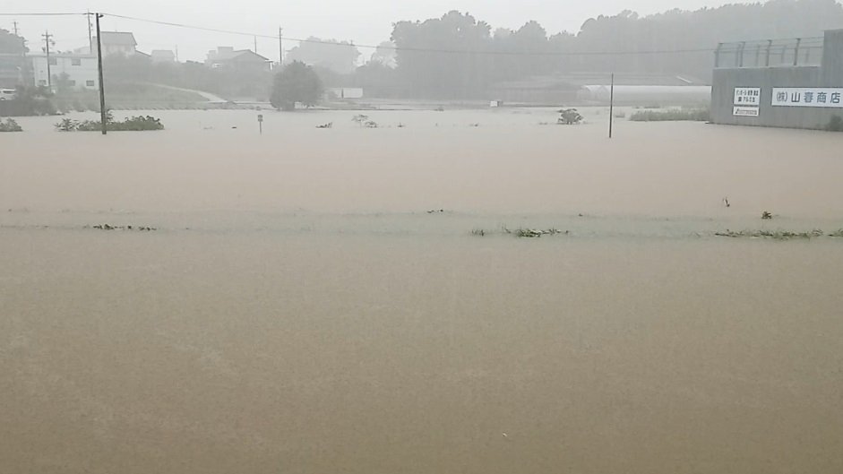 大雨で越水した加茂川＝１４日午後４時３０分ごろ、美濃加茂市加茂川町