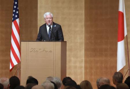 　演説する米国のグラス駐日大使＝６日午後、東京都港区