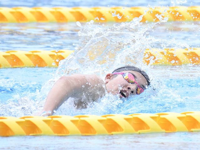 女子２００メートル自由形で予選、決勝と大会新記録を連発して優勝した松崎江里子＝長良川スイミングプラザ
