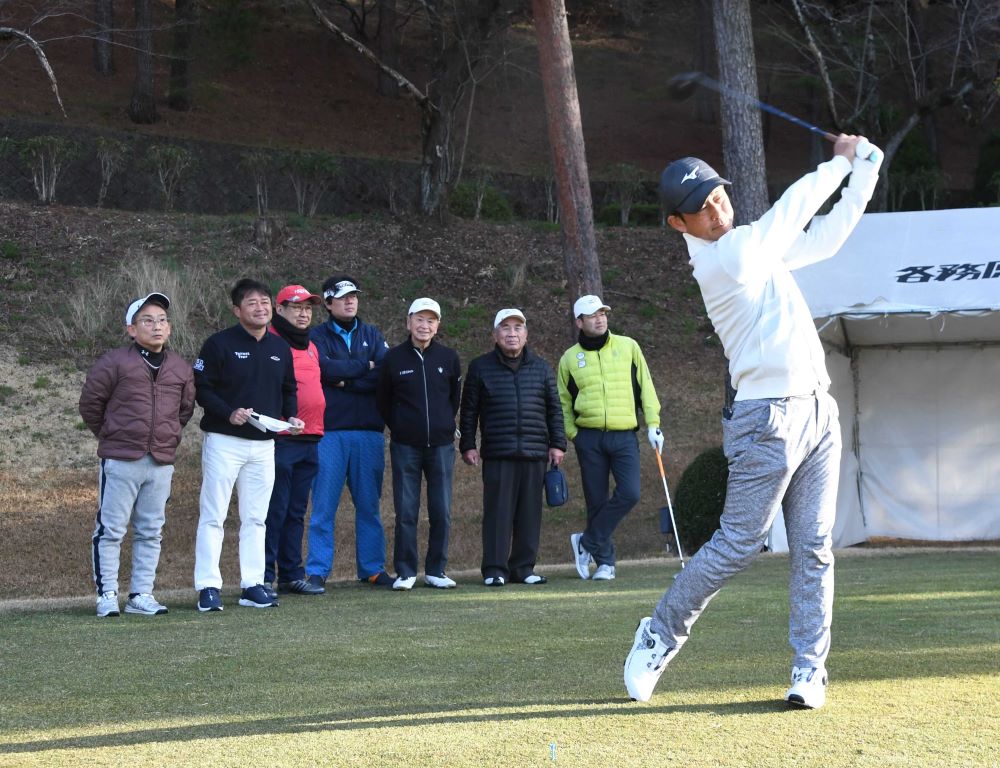 桑原克典プロのティーショットを見つめる参加者ら＝２０日午前７時１４分、岐阜県各務原市須衛天狗谷、各務原カントリー倶楽部