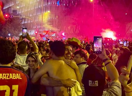 　サッカーＷ杯でスペインが優勝し喜ぶマドリードの人たち＝２０日未明（共同）