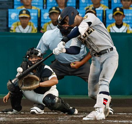 　札幌日大―仙台育英　３回裏仙台育英２死二塁、斎藤が中前に先制打を放つ。捕手前田和＝甲子園