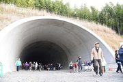 工事が進められている、東海環状自動車道のトンネルを歩くウオークラリーの参加者たち＝岐阜市中西郷