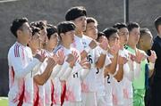 　試合前、手話で君が代を表現するサッカー男子日本代表＝２０日、福島県Ｊヴィレッジ