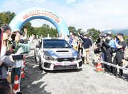 観客に見送られてスタートを切るラリーカー＝高山市一之宮町、モンデウス飛騨位山
