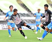 ＦＣ岐阜×福島＝後半、シュートを放つＦＣ岐阜のＦＷ藤岡＝長良川競技場