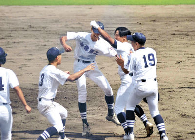 中津川工×岐阜東＝延長１０回裏中津川工１死満塁、走者一掃の逆転サヨナラ打を放ち、ガッツポーズする稲熊＝中津川夜明け前