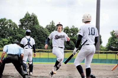 岐阜第一×可児＝１回表岐阜第一２死一、二塁、敵失で生還する永安＝大野レインボー