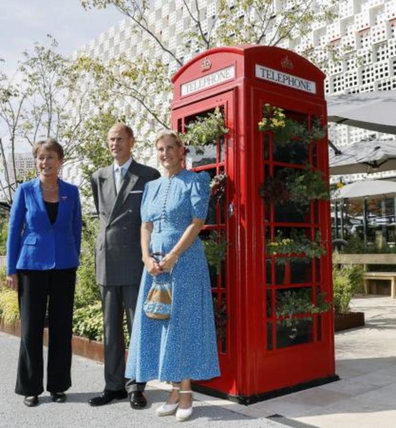 　英国館前に設置されていた赤い電話ボックス