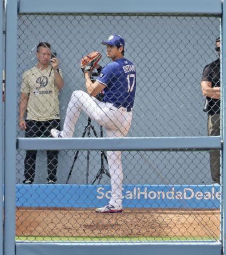 　ブルペンで投球練習するドジャース・大谷＝１４日、ロサンゼルス
