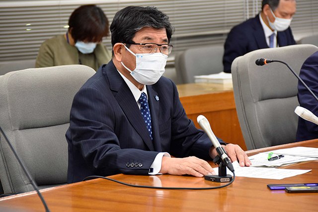 岐阜県民に外出自粛を求める古田肇知事＝１６日午後８時１８分、県庁