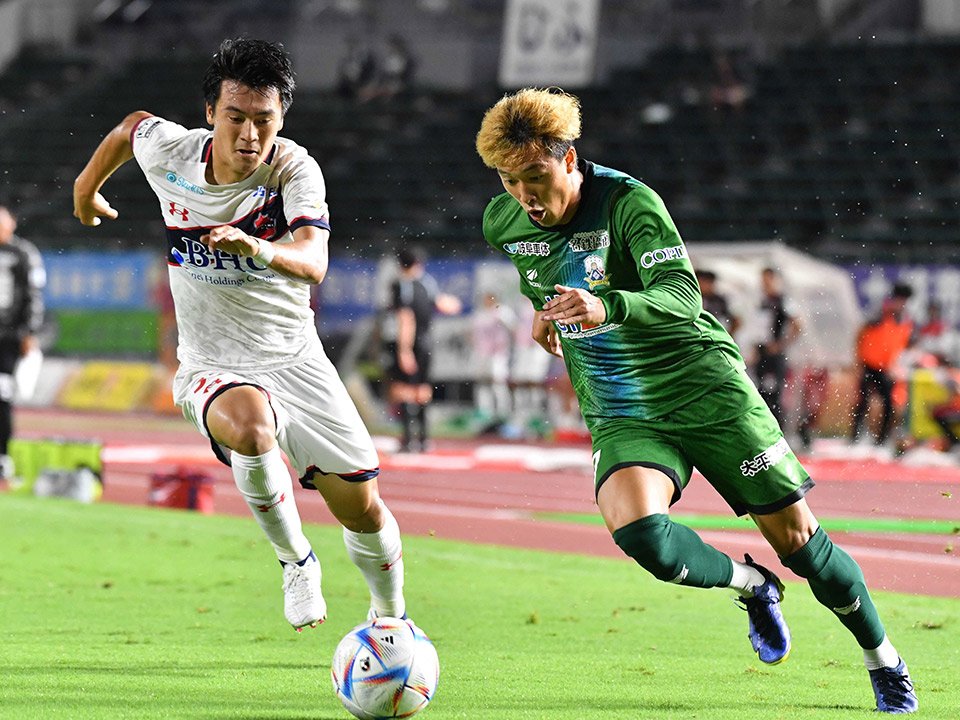 ＦＣ岐阜×いわき＝後半、左サイドから中へ切り込むＦＣ岐阜のＦＷ村田（右）＝長良川競技場