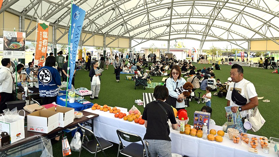 沿線自治体のブースが並ぶ会場＝本巣市随原、もとまるパーク