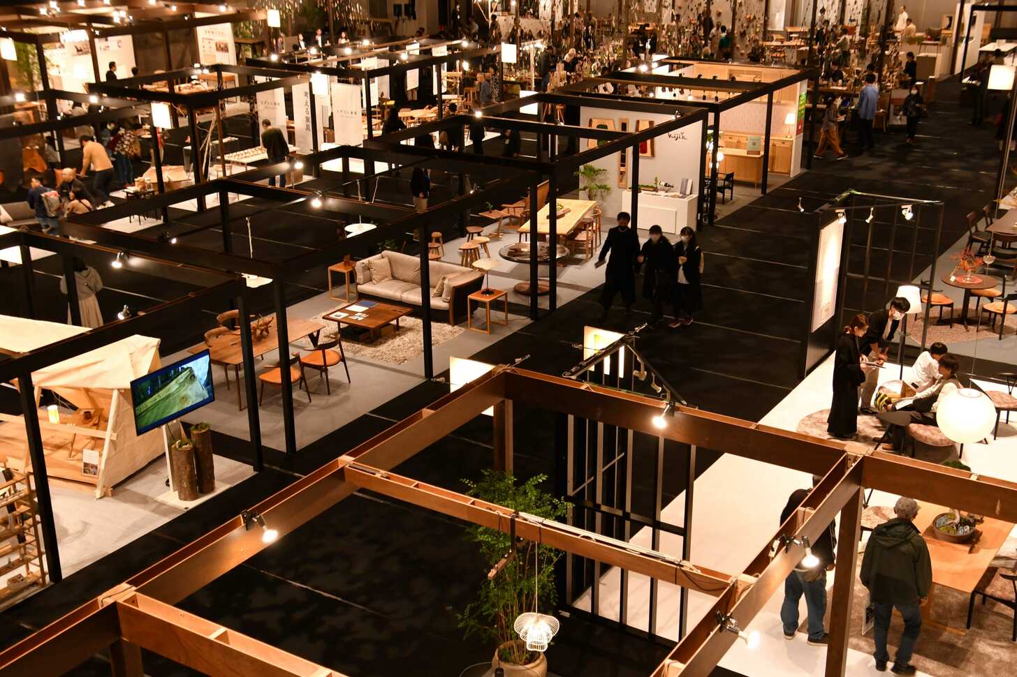 飛騨の木工メーカーによる新作家具が並ぶ会場＝高山市千島町、飛騨・世界生活文化センター