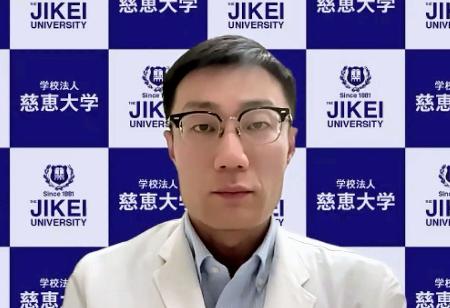 　オンラインで研究成果を発表する東京慈恵医大の藤田雄・准教授＝９日