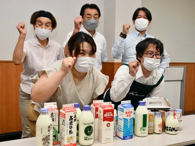 県産の乳製品をＰＲする関係者＝高山市新宮町、飛騨酪農農業協同組合