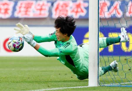 　ＦＣ東京―町田　ＰＫ戦でＦＣ東京３人目のキックを止める町田・ＧＫ谷＝味スタ