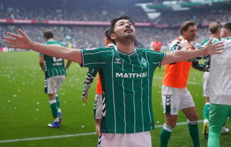 　先制点をアシストしたブレーメンの菅原由勢＝１８日、ブレーメン（ゲッティ＝共同）