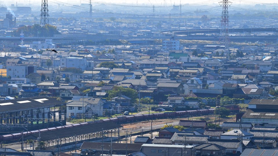 美濃赤坂駅を出発する貨物列車。石灰石は愛知県の製鉄所へと運ばれる＝大垣市赤坂町、金生山から望む
