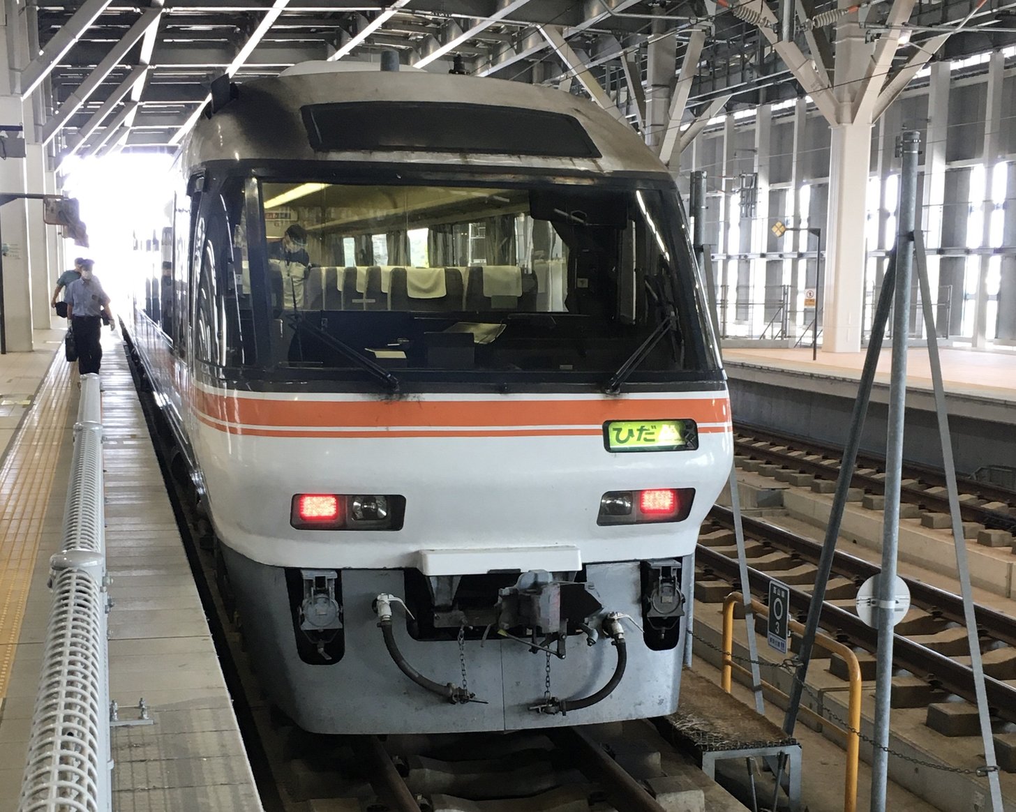 ３月のダイヤ改正で特急「ひだ」での定期運行が終わる「キハ８５系」＝ＪＲ富山駅