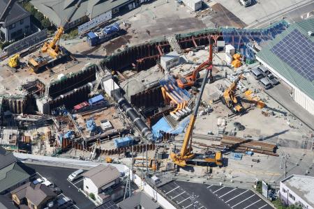 　埼玉県八潮市で県道が陥没しトラックが転落した現場周辺で続く復旧作業＝７月