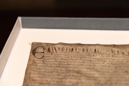 　１３００年に書かれた「マグナ・カルタ」＝４月１５日（米ハーバード大法科大学院提供・ＡＰ＝共同）