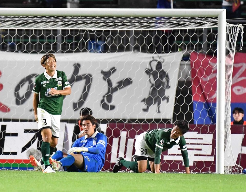 ＦＣ岐阜×奈良＝後半３９分、３点目を失い、悔しい表情を見せるＦＣ岐阜の選手たち＝長良川競技場