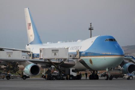 　米大統領専用機と、専用機のそばに駐車されたケータリング車両＝７月、アンカラ（ＡＰ＝共同）