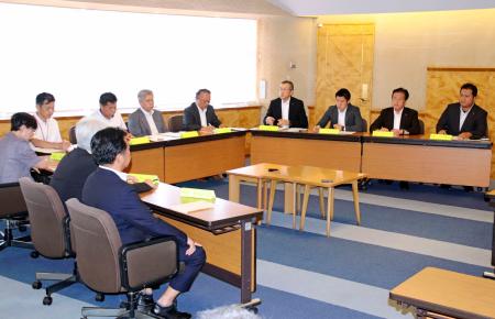 　田久保真紀市長の学歴問題に関して開かれた静岡県伊東市議会の百条委＝１８日午後