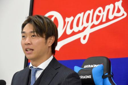 　契約を更改し、記者会見する中日・高橋宏＝１２日、ナゴヤ球場