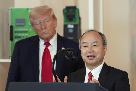 　ソフトバンクグループの孫正義会長兼社長（右）とトランプ米大統領＝４月３０日（ＡＰ＝共同）