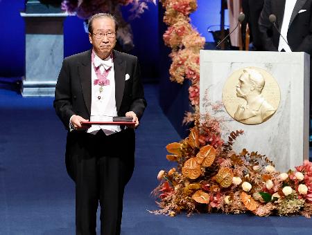 　ノーベル賞授賞式で、化学賞のメダルと賞状を授与された北川進・京都大特別教授＝１０日、ストックホルムのコンサートホール（共同）