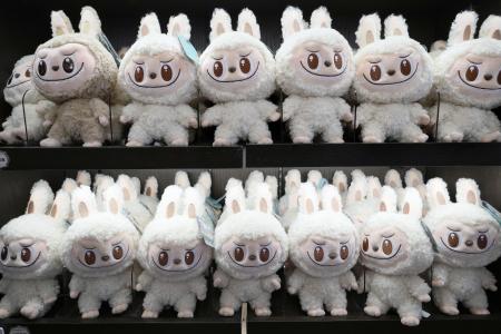 　ポップマートの店舗に並ぶ「ラブブ」のぬいぐるみ＝２０２５年５月、北京（共同）