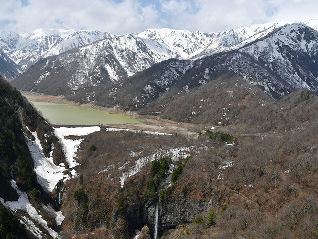 雪の残った山々や白水の滝を一望できるツアー＝大野郡白川村平瀬、ヘリから