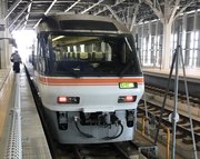 ３月のダイヤ改正で特急「ひだ」での定期運行が終わる「キハ８５系」＝ＪＲ富山駅