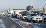 大雪の影響で渋滞する道路＝３０日午前９時４分、岐阜市早田大通（撮影・坂井萌香）