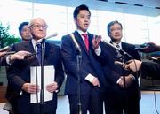 　取材に応じる（手前左から）自民党の鈴木幹事長、日本維新の会の吉村代表ら＝１日午後、首相官邸