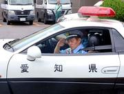 　制服姿でパトロールに向かうタレントの井戸田潤さん＝７日午後、名古屋市