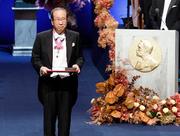 　ノーベル賞授賞式で、化学賞のメダルと賞状を授与された北川進・京都大特別教授＝１０日、ストックホルムのコンサートホール（共同）