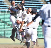 秋季県高校野球大会で優勝し、歓喜に沸く岐阜第一ナイン＝長良川球場