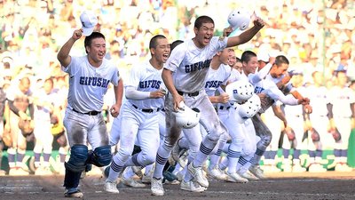 延長１１回の激闘を制して４強入りを決め、スタンドに向かって駆け出す県岐阜商ナイン＝１９日午後４時１３分、兵庫県西宮市、甲子園球場（撮影・坂井萌香）
