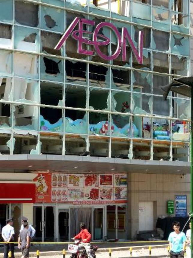 　２０１２年、中国山東省青島で暴徒化したデモ隊に襲撃され略奪を受けた日系スーパー