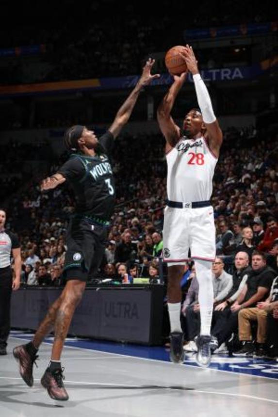 　ティンバーウルブズ戦で３点シュートを放つクリッパーズの八村（右）＝ミネアポリス（ＮＢＡＥ・ゲッティ＝共同）