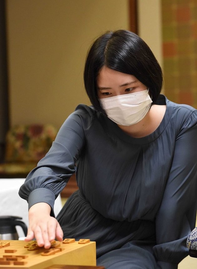 感想戦で対局を振り返る加藤桃子女流三段＝６日午後６時２４分、岐阜市湊町、十八楼